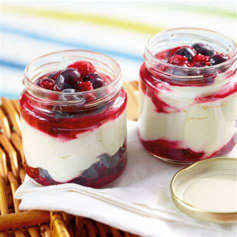 Sommerliches Picknick: Kirsch-Quark-Dessert im Glas