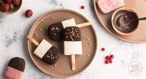 Sommersüßigkeiten: Granita, Eis am Stiel, kalte Schokoladengetränke