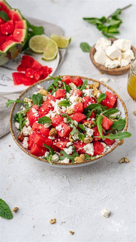 Sommersalat mit Wassermelone, Feta, Minze, Rucola - verschiedene Varianten