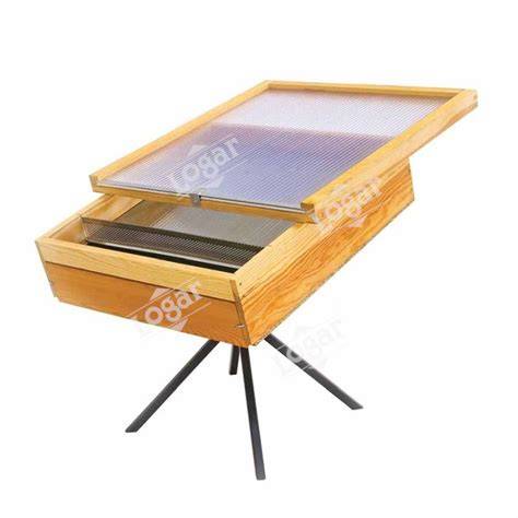 Sonnenwachsschmelzer mit Rähmchen auf Ablage