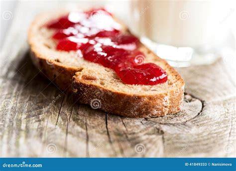 Sonntagsfrühstück mit frischer Erdbeermarmelade auf Brot