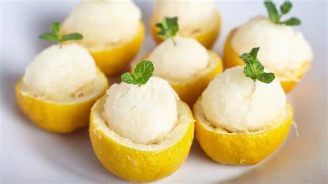 Sorbet in ausgehöhlten Zitronenhälften