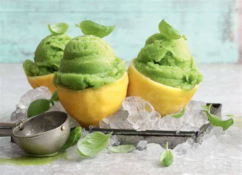 Sorbet mit Minzsirup und Knusperstange
