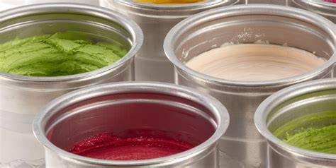 Sorbet und Eiscreme in verschiedenen Gläsern, zubereitet ohne Maschine mit Mixer