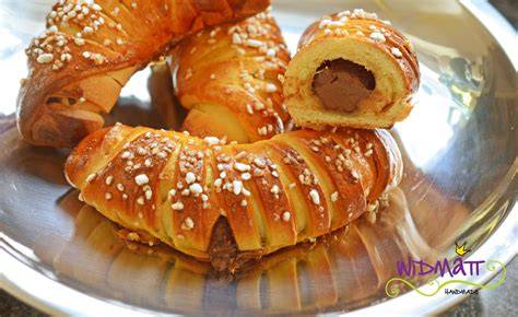 Sortenvielfalt: Verschiedene Gipfeli mit Füllungen und Toppings auf einem Tablett