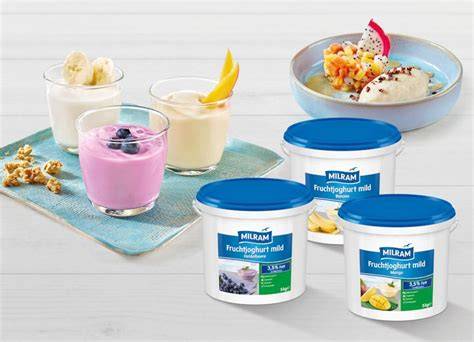 Sortenvielfalt Milram Fruchtjoghurts mit Mango, Banane und Heidelbeere