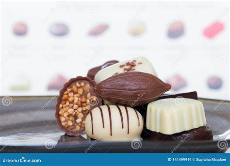 Sortierte Pralinen und Konfekte im Anschnitt, Unterschiede visualisiert