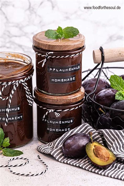 Sortiment: Gläser mit Pflaumenmus, Konfitüren und Sirup