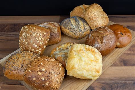 Sortiment: Torten, Kuchen, Brötchen, internationale Spezialitäten