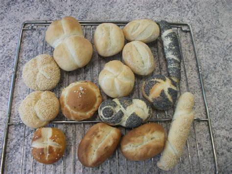 Sortiment Brötchen bei ALDI: verschiedene Brötchen in einer Auslage