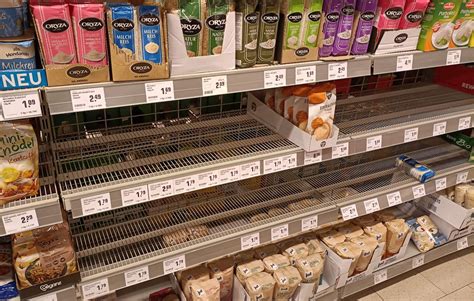 Sortiment an Götterspeisen ohne Zucker im Supermarktregal