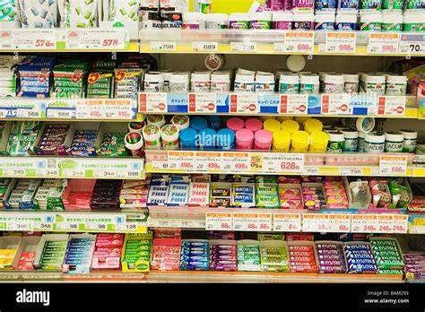 Sortiment an zuckerfreiem Kaugummi im Supermarktregal