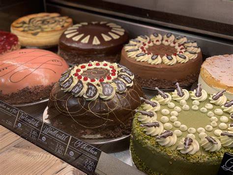 Sortiment der Bäckerei Plüster: versch. Torten und Kuchen