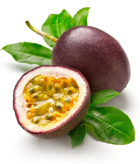 Sortiment exotischer oranger Früchte: Maracuja, Mango, Physalis, Ananas