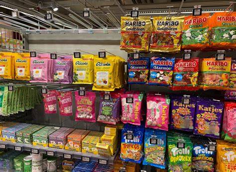 Sortiment mit Migros- und internationalen Schokoladenmarken im Supermarktregal