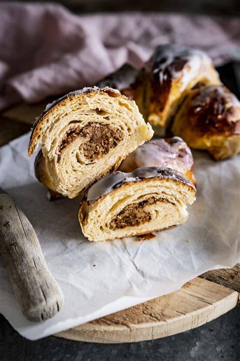 Sortiment-Collage: Croissant, Nusshörnchen, Plunder mit Nougat-Füllung