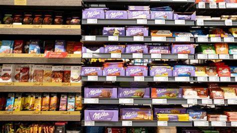 Sortimentserweiterung: Schokoladentafeln und Pralinen im Supermarktregal