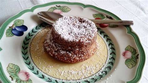 Soufflé auf Teller bestäubt mit Puderzucker
