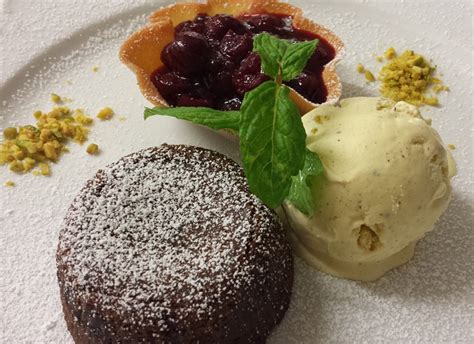 Soufflé in Förmchen mit Vanilleeis auf Dessertteller