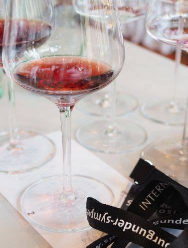 Spätburgunder im Glas, rubinrote Farbe