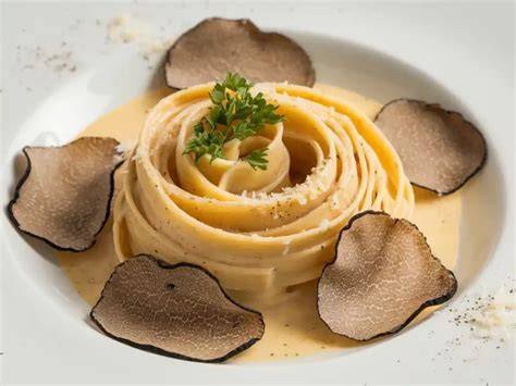 Spätzle mit Trüffel auf einem edlen Teller