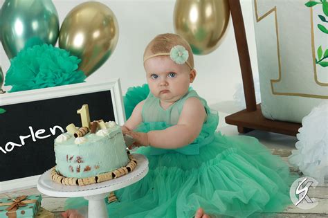 Spaß beim Cake Smash: Baby mit Torte