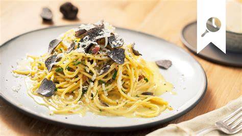 Spaghetti Carbonara mit frisch gehobeltem Trüffel angerichtet