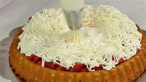 Spaghetti Eis Kuchen mit Erdbeersoße und weißer Schokolade