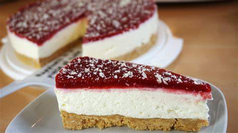 Spaghetti Eis Torte angeschnitten, mit deutlich sichtbarer Creme- und Erdbeerschicht