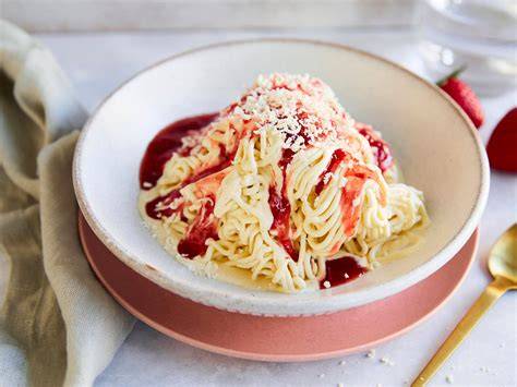 Spaghetti Eis mit Erdbeersoße und weißer Schokolade