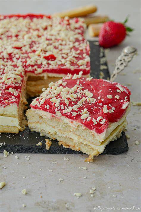 Spaghetti Torte mit Erdbeeren, Paradiescreme und Löffelbiskuit