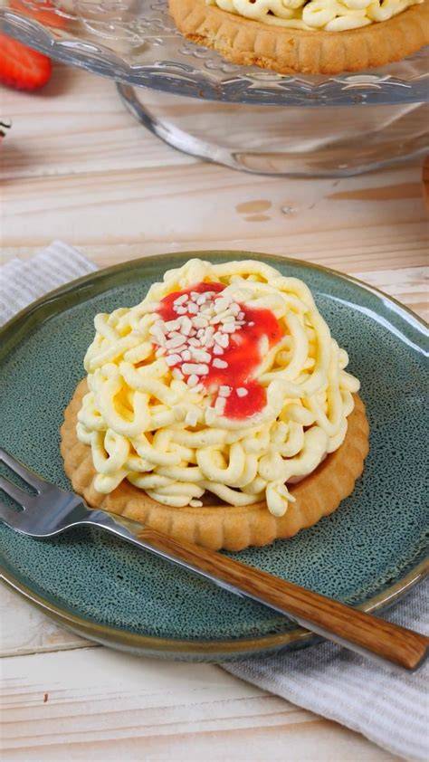Spaghetti-Effekt aus Vanillecreme durch Presse