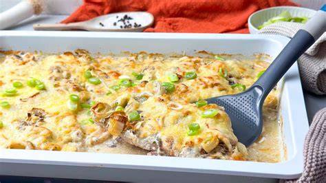 Spaghetti-Eis-Kuchen auf dem Blech für die ganze Familie