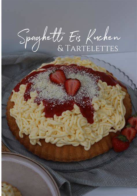 Spaghetti-Eis-Kuchen mit Waffelboden und Erdbeersoße, Nahaufnahme