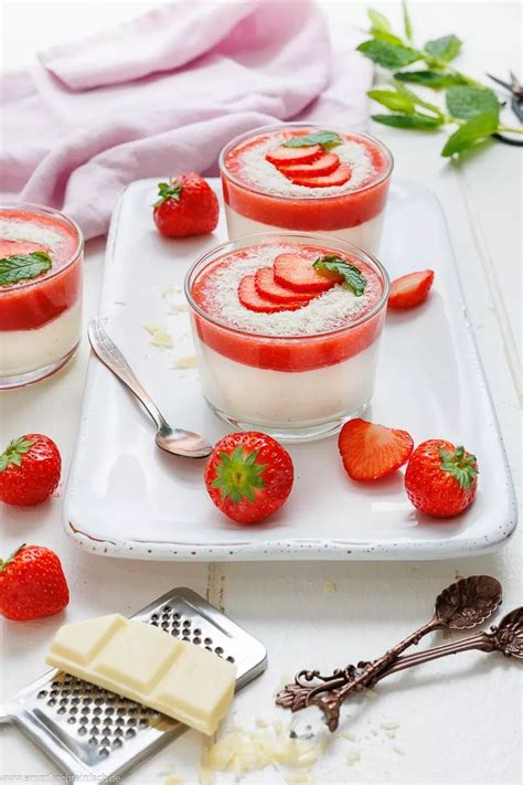 Spaghettieis Dessert im Glas mit Erdbeersoße