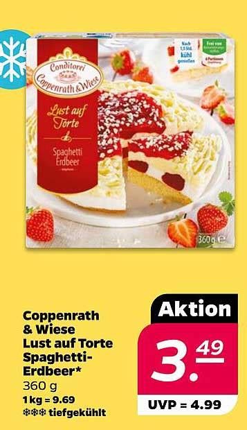 Spaghettieis Torte Coppenrath & Wiese als Anschnitt mit Erdbeersauce und weißen Schokoraspeln