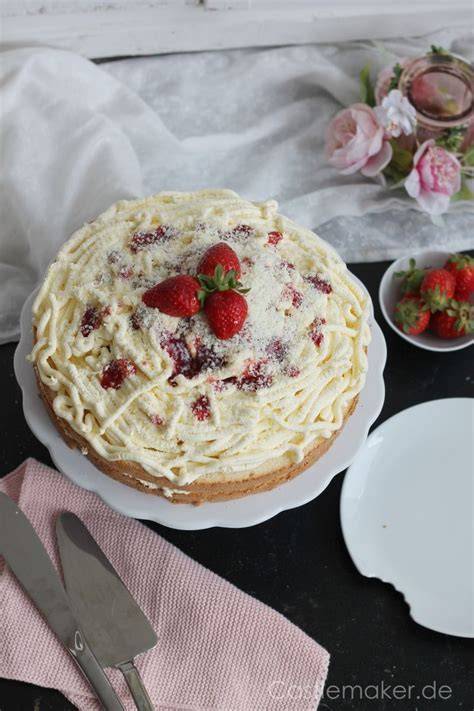 Spaghettieis Torte mit Löffelbiskuits und Erdbeeren