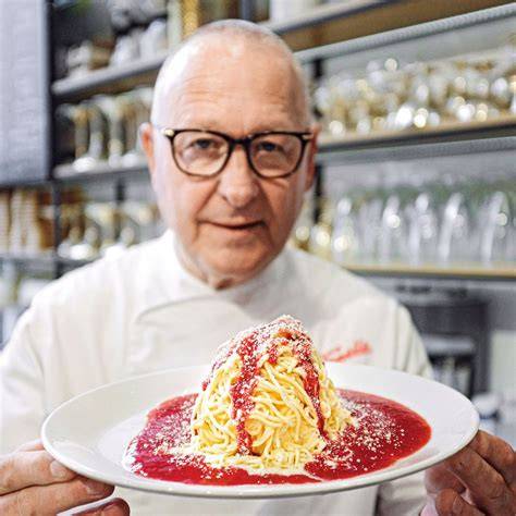 Spaghettieis im Waffelhörnchen serviert