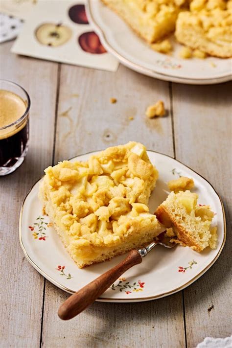 Spanische Frühstückstradition mit Apfelkuchen und Kaffee