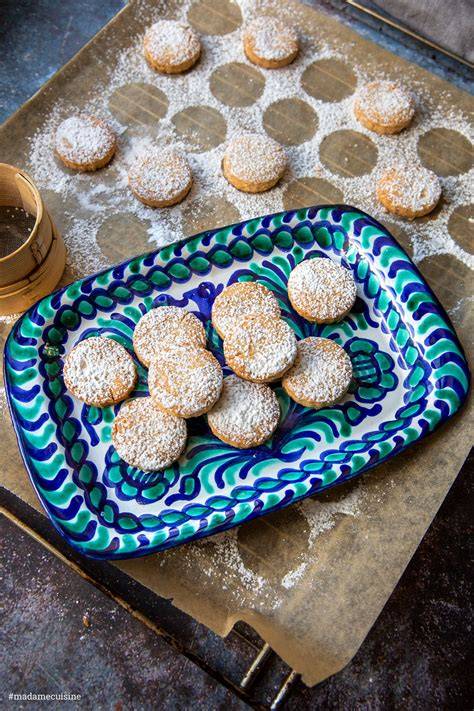 Spanische Kekse - Polvorones auf einem festlichen Tablett