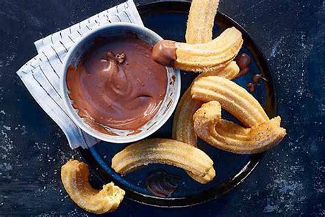 Spanische Schokoladensauce zu Churros in Tassen serviert