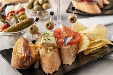 Spanische Tapas-Bar mit Morcilla-Tapas, Bocadillos und Eintopfgerichten