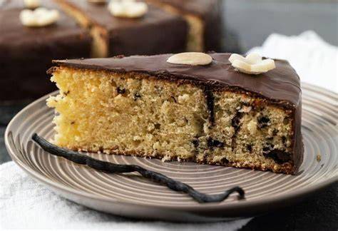 Spanische Vanilletorte mit Marzipan - fertige Torte auf Teller