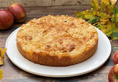Spanischer Apfelkuchen mit Mandelhaube auf Kaffeetafel