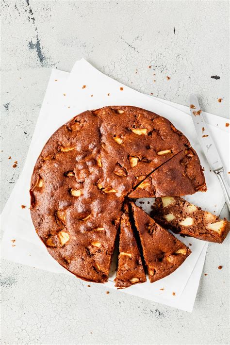Spanischer Apfelkuchen mit Rum, Kakao und Mandelblättchen auf Kuchenplatte