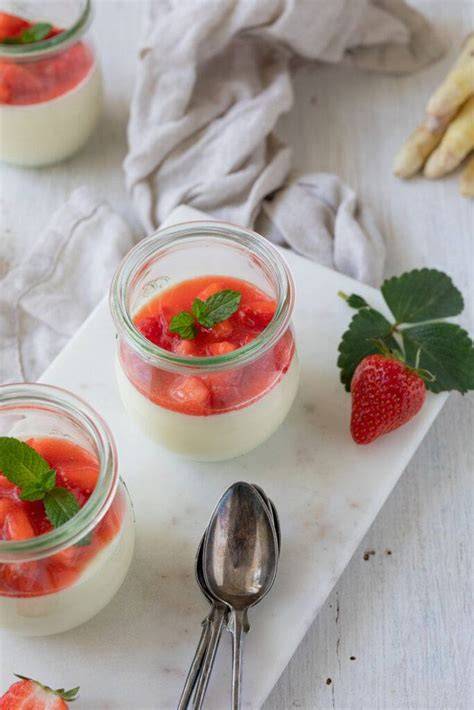 Spargel Panna Cotta mit Erdbeer-Ragout