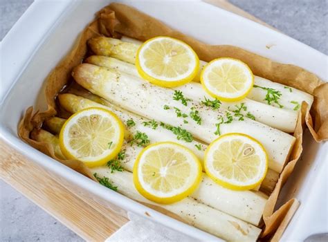 Spargel in Pergament im Backofen mit Zitrone und Butterflocken