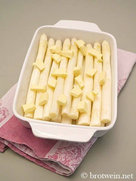 Spargel in der Auflaufform mit Butterflöckchen
