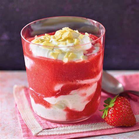 Spargel-Mousse mit Erdbeersauce