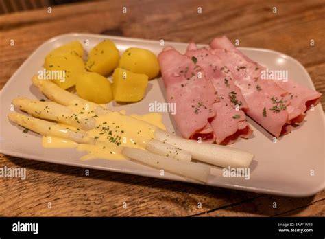 Spargelgericht, leicht mit Puderzucker bestäubt